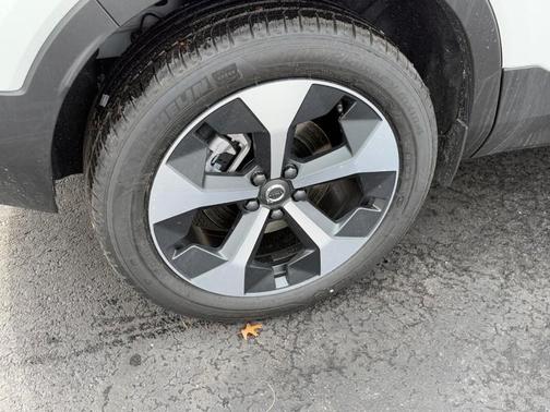 2025 Volvo XC40 B5 Core Bright Theme