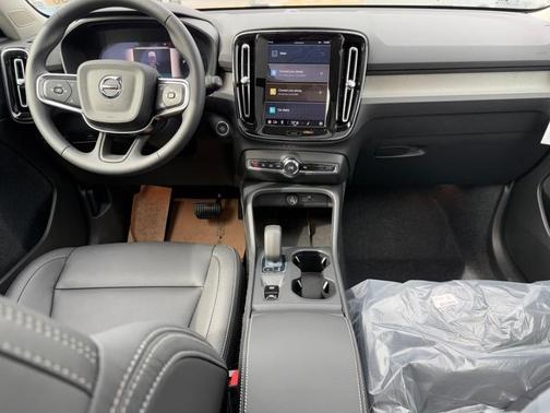 2025 Volvo XC40 B5 Core Bright Theme