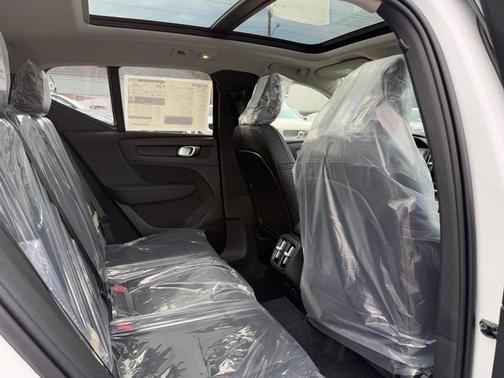 2025 Volvo XC40 B5 Core Bright Theme