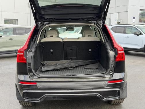 Onyx Black 2024 Volvo XC60 B5 Plus Dark Theme