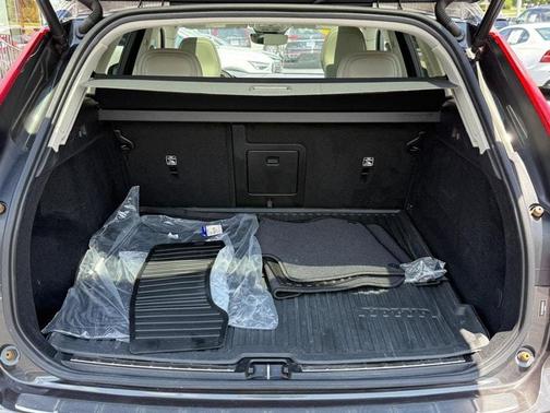 2022 Volvo XC60 B5 Momentum