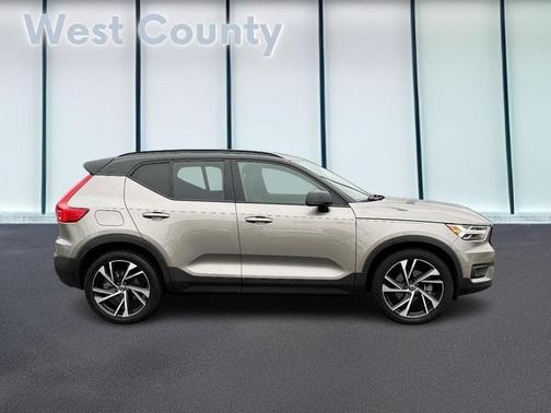 2022 Volvo XC40 T5 R-Design