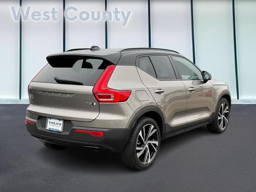 2022 Volvo XC40 T5 R-Design