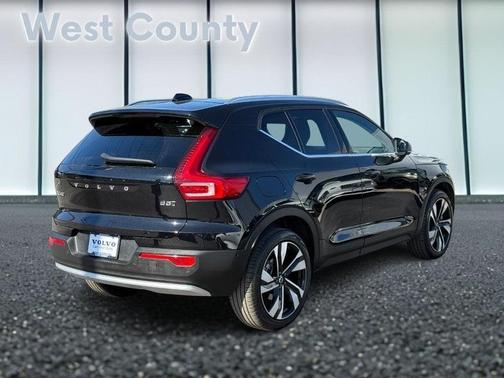 2025 Volvo XC40 B5 Plus Bright Theme