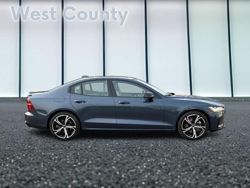 2023 Volvo S60 B5 Plus Dark Theme