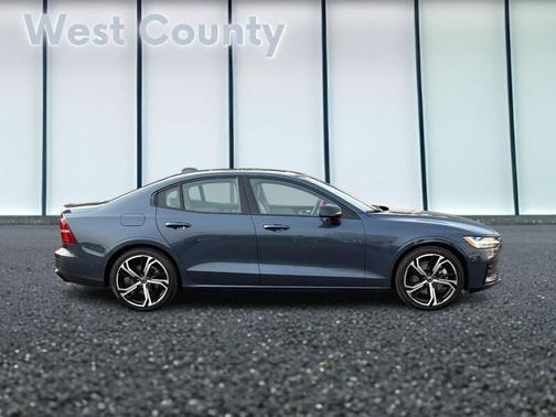 2023 Volvo S60 B5 Plus Dark Theme