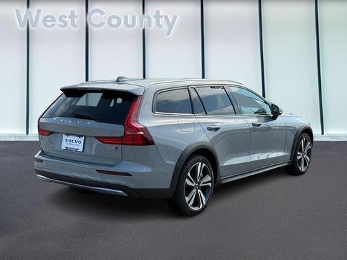 2025 Volvo V60 Cross Country B5 Plus