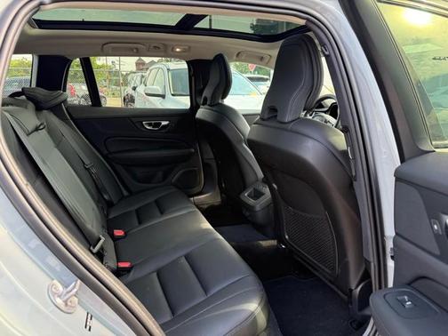 2025 Volvo V60 Cross Country B5 Plus