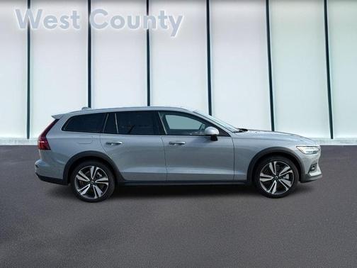 2025 Volvo V60 Cross Country B5 Plus