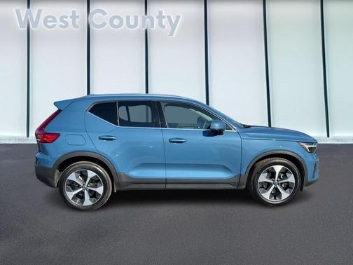2025 Volvo XC40 B5 Plus Bright Theme