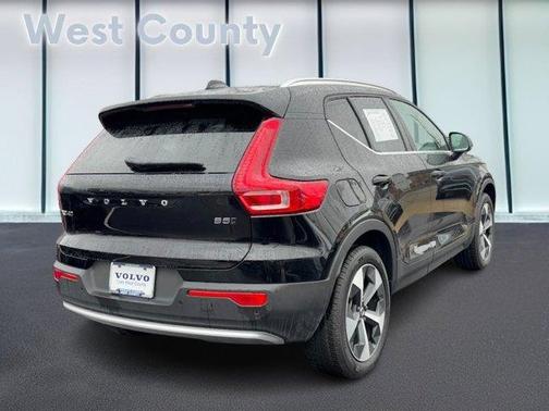2025 Volvo XC40 B5 Core Bright Theme