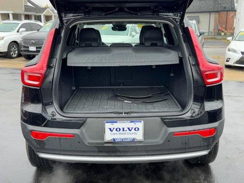 2025 Volvo XC40 B5 Core Bright Theme