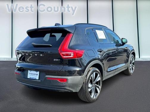 2025 Volvo XC40 B5 Plus Dark Theme