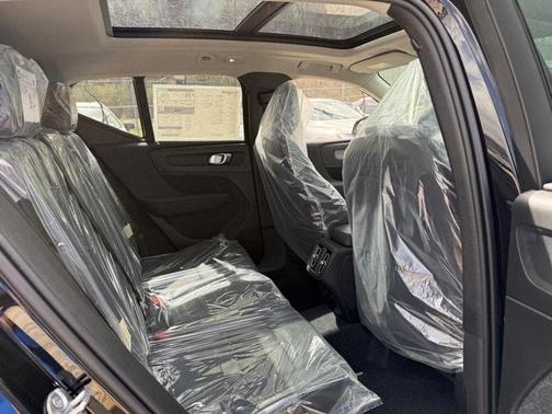 2025 Volvo XC40 B5 Core Bright Theme