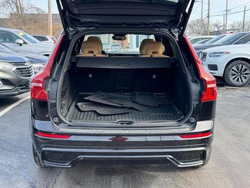 2023 Volvo XC60 B6 Ultimate Dark Theme