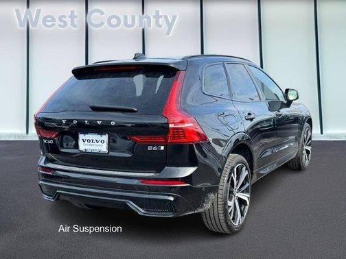 2023 Volvo XC60 B6 Ultimate Dark Theme