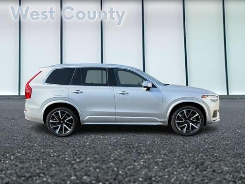 2022 Volvo XC90 T6 Momentum 7 Passenger