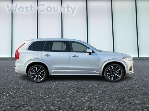 2022 Volvo XC90 T6 Momentum 7 Passenger