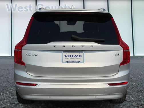 2022 Volvo XC90 T6 Momentum 7 Passenger
