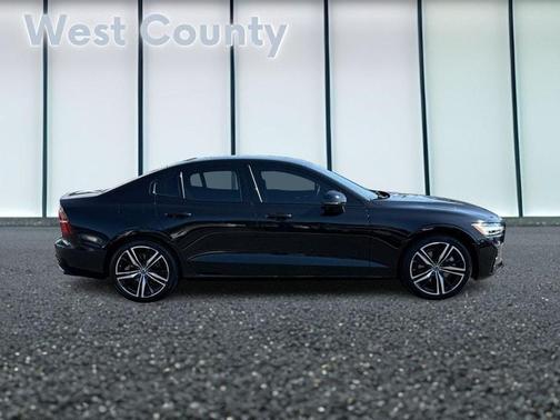 2022 Volvo S60 B5 R-Design