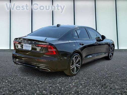2022 Volvo S60 B5 R-Design