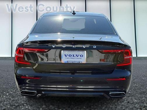 2022 Volvo S60 B5 R-Design