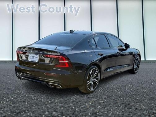 2022 Volvo S60 B5 R-Design