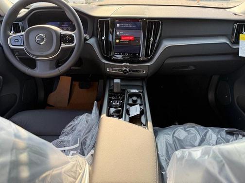 2025 Volvo XC60 B5 AWD Plus