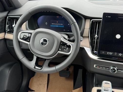 Crystal White Pearl 2026 Volvo XC90 B6 Plus 7-Seater