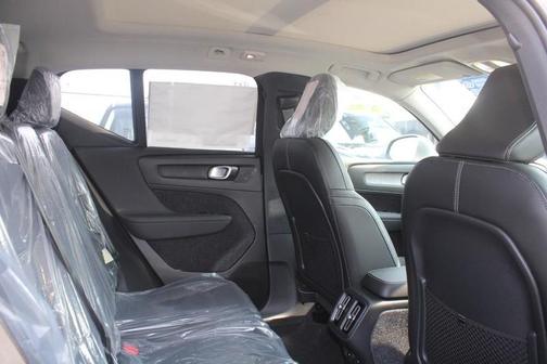 2025 Volvo XC40 B5 Core Bright Theme