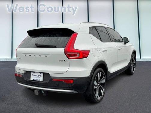 2023 Volvo XC40 B5 Ultimate Bright Theme