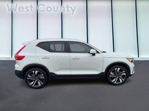 2023 Volvo XC40 B5 Ultimate Bright Theme