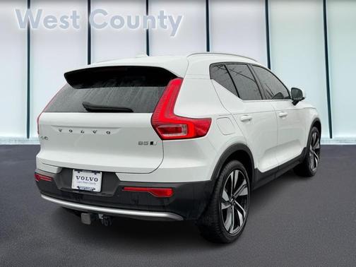 2023 Volvo XC40 B5 Ultimate Bright Theme