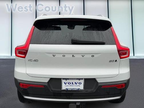 2023 Volvo XC40 B5 Ultimate Bright Theme