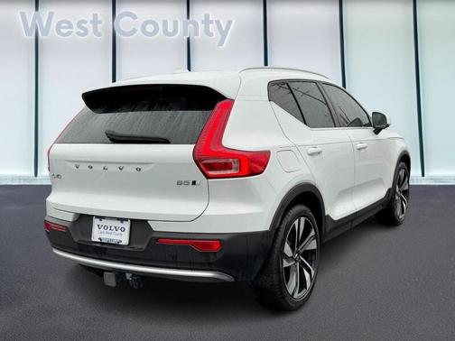 2023 Volvo XC40 B5 Ultimate Bright Theme