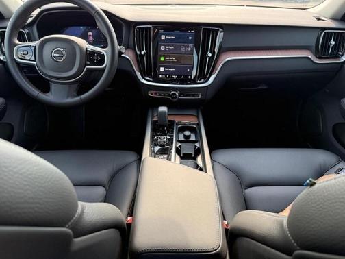 2025 Volvo V60 Cross Country B5 Plus