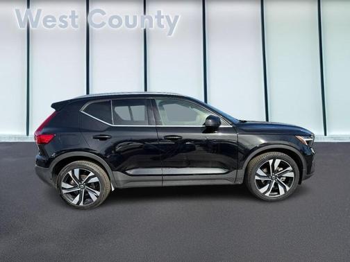 2023 Volvo XC40 B5 Ultimate Bright Theme
