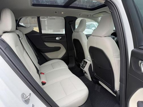 2025 Volvo XC40 B5 Plus Bright Theme