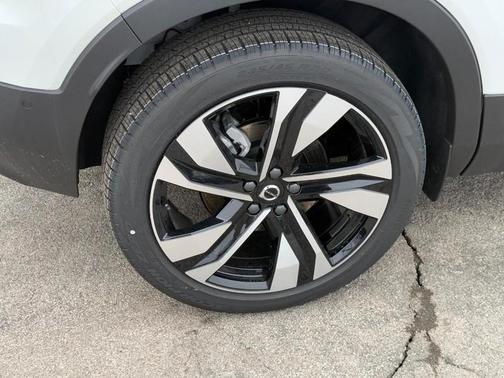2025 Volvo XC40 B5 Plus Bright Theme