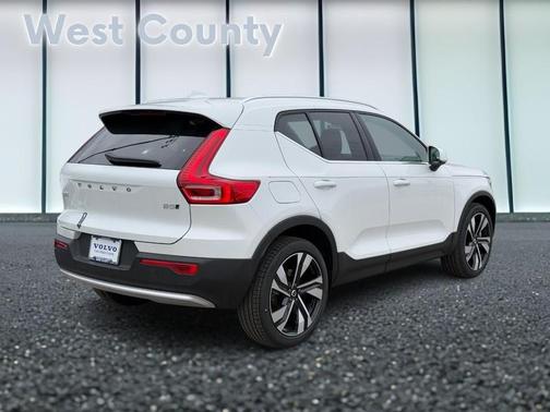 2025 Volvo XC40 B5 Plus Bright Theme
