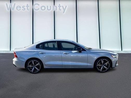 2024 Volvo S60 B5 Ultimate Dark Theme