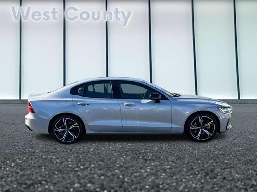 2024 Volvo S60 B5 Ultimate Dark Theme