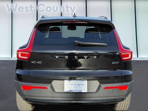 2025 Volvo XC40 B5 Plus Dark Theme