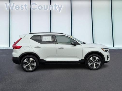 2025 Volvo XC40 B5 Plus Dark Theme