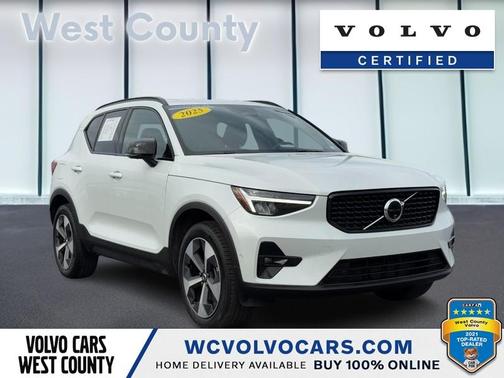 2025 Volvo XC40 B5 Plus Dark Theme
