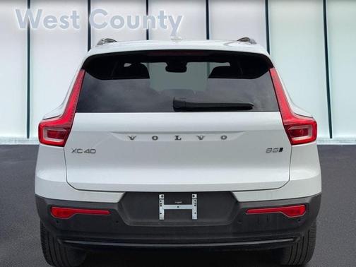 2025 Volvo XC40 B5 Plus Dark Theme