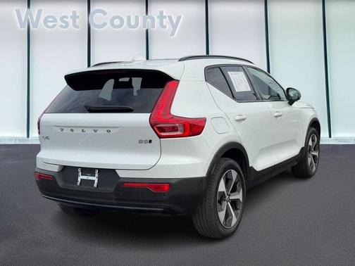 2025 Volvo XC40 B5 Plus Dark Theme