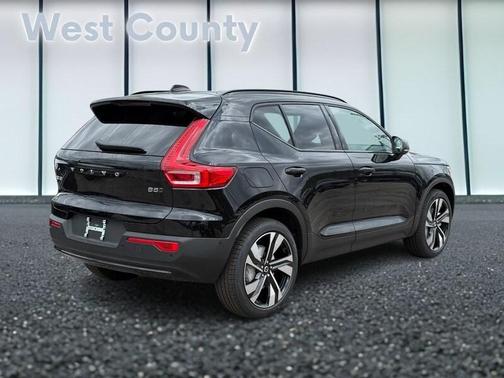 2025 Volvo XC40 B5 Plus Dark Theme