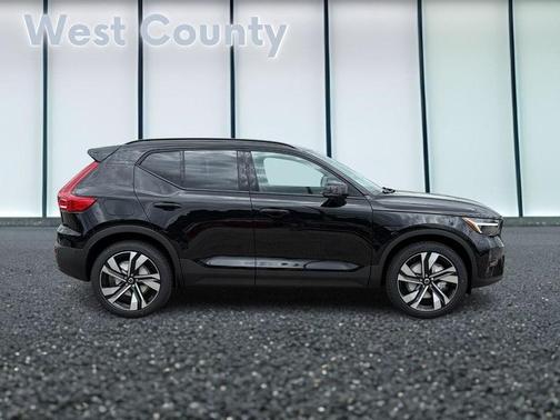 2025 Volvo XC40 B5 Plus Dark Theme