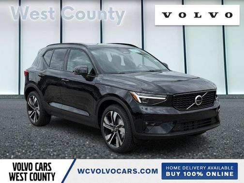 2025 Volvo XC40 B5 Plus Dark Theme